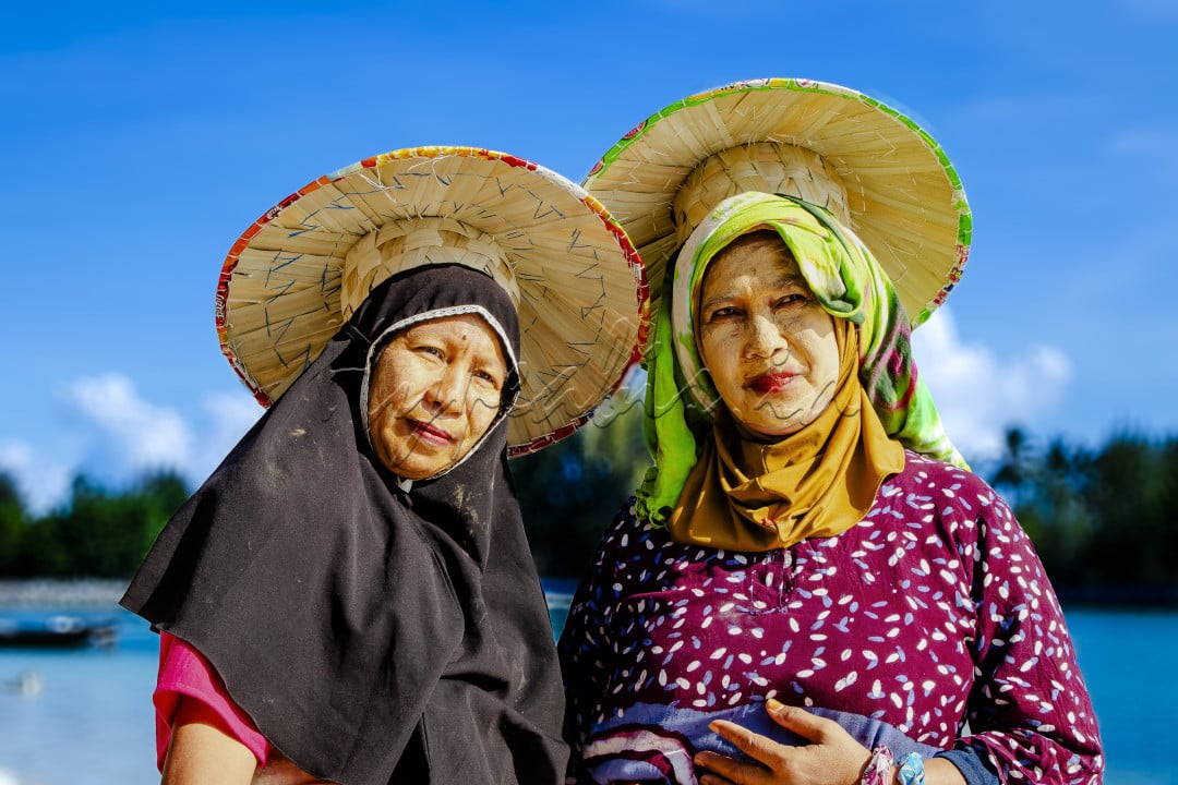 Suku Bajo merupakan salah satu etnik di Indonesia timur yang dikenal sebagai bangsa penjelajah lautan. Suku ini dahulu tinggal di atas perahu dan mengandalkan posisi bintang sebagai penunjuk arah perjalanan mereka.&nbsp;Suku Bajo memiliki kehidupan sosial, budaya, dan sejarah yang menarik. Mereka dikenal sebagai masyarakat pesisir yang mahir dalam kegiatan maritim dan hidup di sekitar perairan seperti di Sulawesi Tenggara, Sulawesi Utara, dan Sulawesi Tengah.