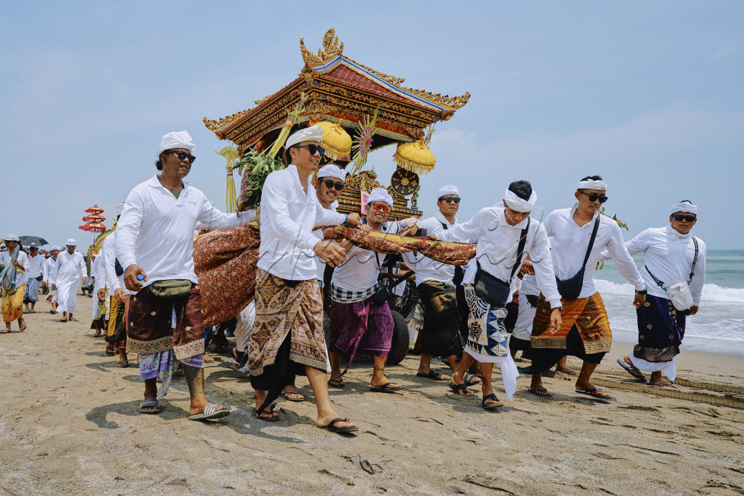 Terlihat umat Hindu Bali yang sedang melakukan uapacara adat, untuk menyambut hari raya Nyepi.