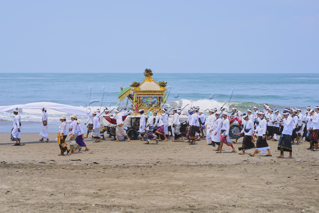 Upacara Melasti adalah salah satu rangkaian dalam perayaan Nyepi di Bali. Umat Hindu melakukan upacara ini di tepi-tepi pantai.