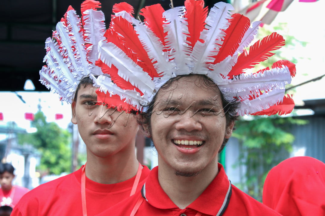 Para panitia mengorban waktu dan tenaga didalam menyemarakkan 17-an dan membuat masyarakat utk bergembira di perayaan 17 agustus sebagai arti menanamkan nasionalisme keragaman dalam kesatuan<br />
&nbsp;