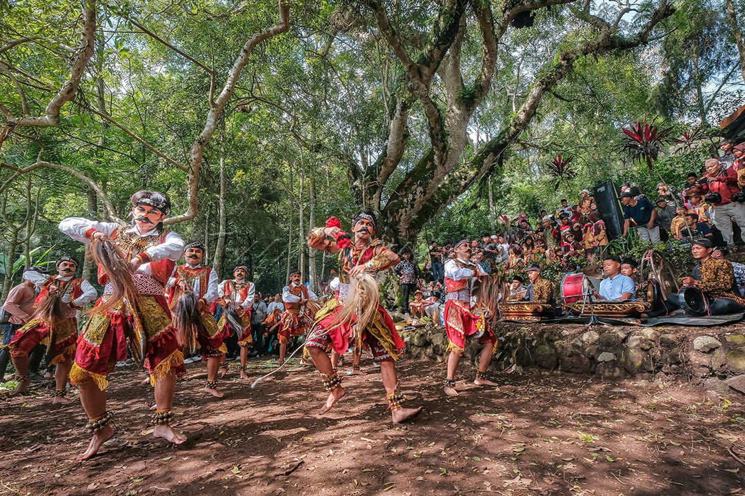 Kesenian Jaran Kepang tampil saat Tradisi Rejeban Plabengan di Kampung Cepit, Pagergunung, Bulu, Temanggung, Jawa Tengah. Tradisi dan budaya yang masih terjaga di desa menjadi wajah asli masyarakat Indonesia.