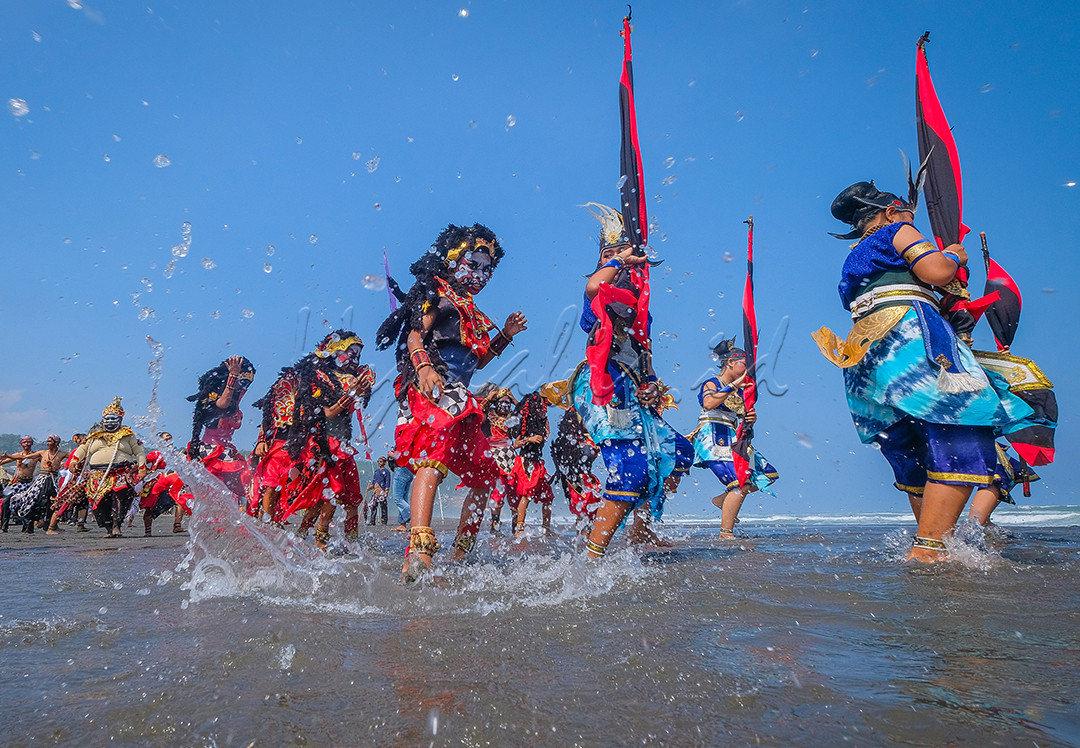 Anak-anak bersemangat dan ekspresif saat mengikuti Kirab Tradisi Labuhan Jaladri, Pantai Parangtritis, Kretek, Bantul, Yogyakarta.