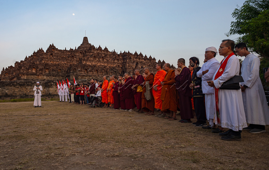 Para tokoh agama bersama masyarakat dari berbagai latar belakang mengikuti doa lintas agama di pelataran Candi Borobudur, Magelang, Jawa Tengah saat helatan Pradaksina Merdeka dalam rangka memperingati HUT RI Ke-79.