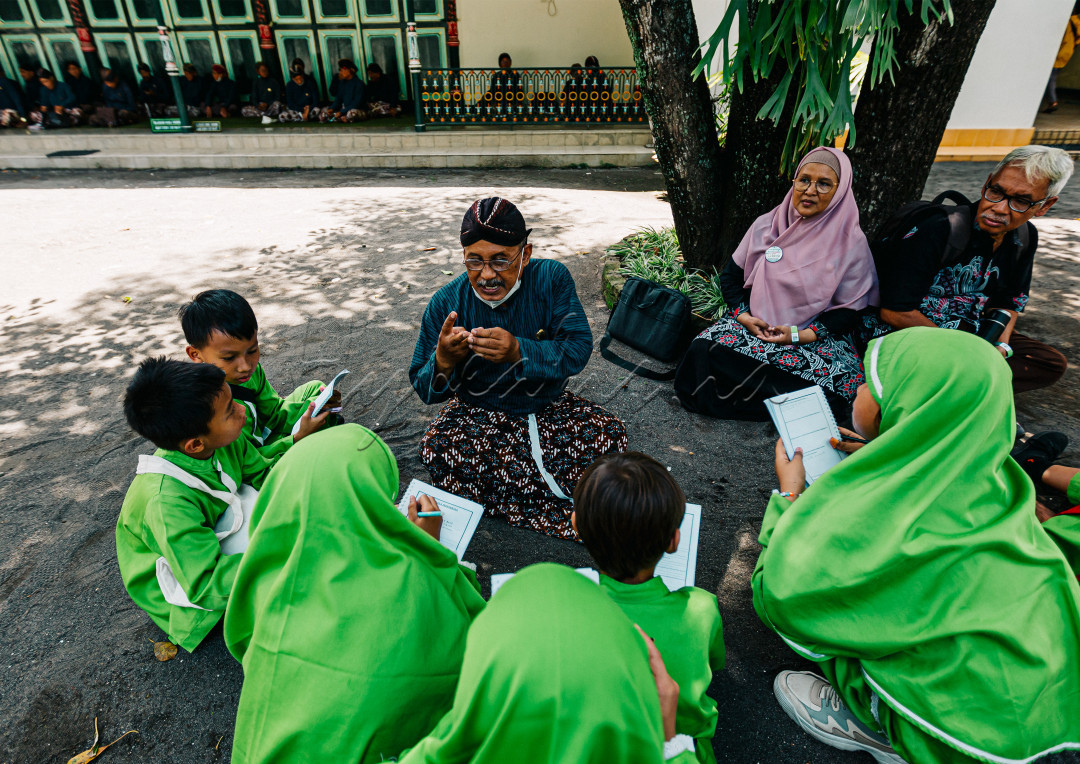 Madrasah Ibtidaiyah Alam Robbani (MIAR) melakukan perjalanan ke jogja sebagai bagian dari program pembelajaran dalam mengenal wajah Indonesia. Salah satunya dengan mengunjungi Keraton Jogjakarta pada Maret 2024.<br />
Bersama abdi dalam Keraton Jogja, anak anak dapat mengenal lebih dalam tentang sejarah hingga adab dalam bertatakrama yang melekat erat di kehidupan warga jogja terkhusus para abdi keraton.