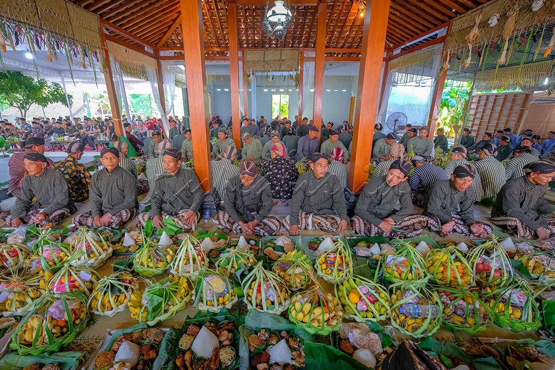 Tradisi Kenduri Merti Bumi diselenggarakan oleh masyarakat Dusun Krebet, Pajangan, bantul, Yogyakarta. Adat Merti Bumi merupakan ungkapan rasa syukur masyarakat kepada Tuhan YME atas berkah karunia keselamtan serta rejeki berupa hasil bumi sepanjang tahun.