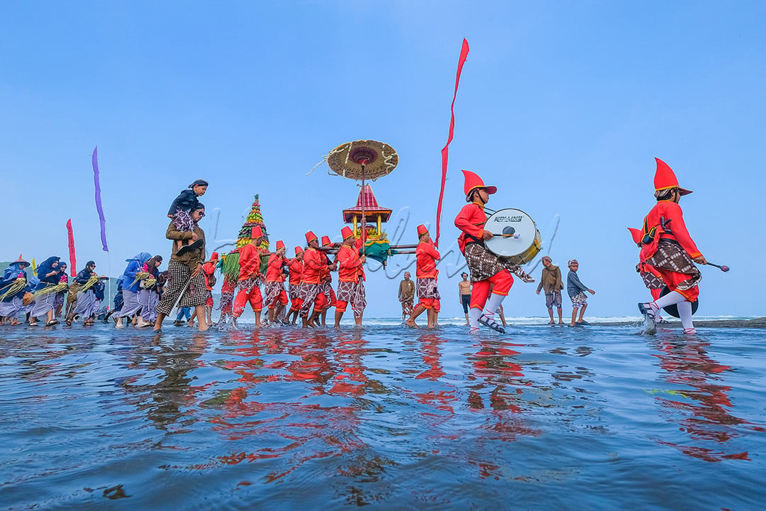 Warga masyarakat di kawasan wisata Pantai Parangtritis melaksanakan Tradisi Labuhan Jaladri. Tradisi ini dilaksanakan rutin setiap tahun sebagai bentuk rasa syukur kepada Tuhan YME atas berkah keselataman dan rejeki yang melimpah.