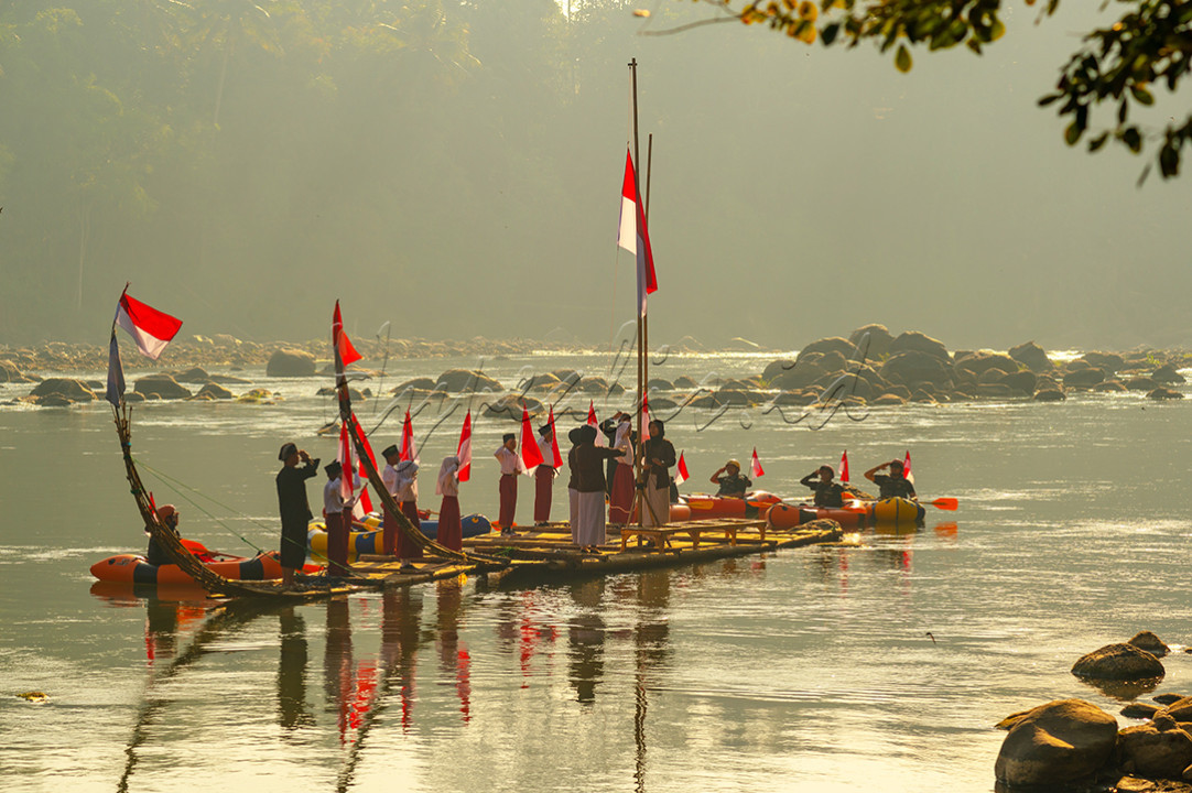 Masyarakat Desa Sambeng, Borobudur, Magelang, Jawa Tengah memperingati HUT Kemerdekaan RI Ke-79 dengan mengadakan upacara bendera di Sungai Progo dengan menaiki getek (rakit bambu).&nbsp;
