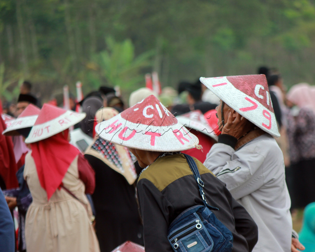 Caping HUTRI79 atau Dudukuy ( Sunda ) biasa digunakan para petani untuk pergi ke sawah atau ladang kali ini masyarakat Ciamis menggunakannya untuk pelindung dari panas upacara bendera&nbsp;