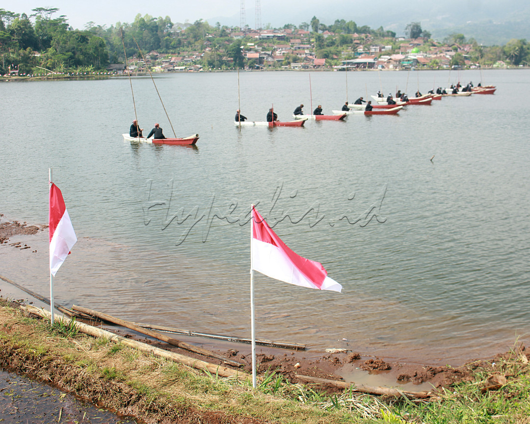 Pasukan Meriam Lodong Karbit foto perahu yang membawa Lodong Karbit untuk suara dentuman proklamasi kemerdekaan Indonesia ala Meriam&nbsp;