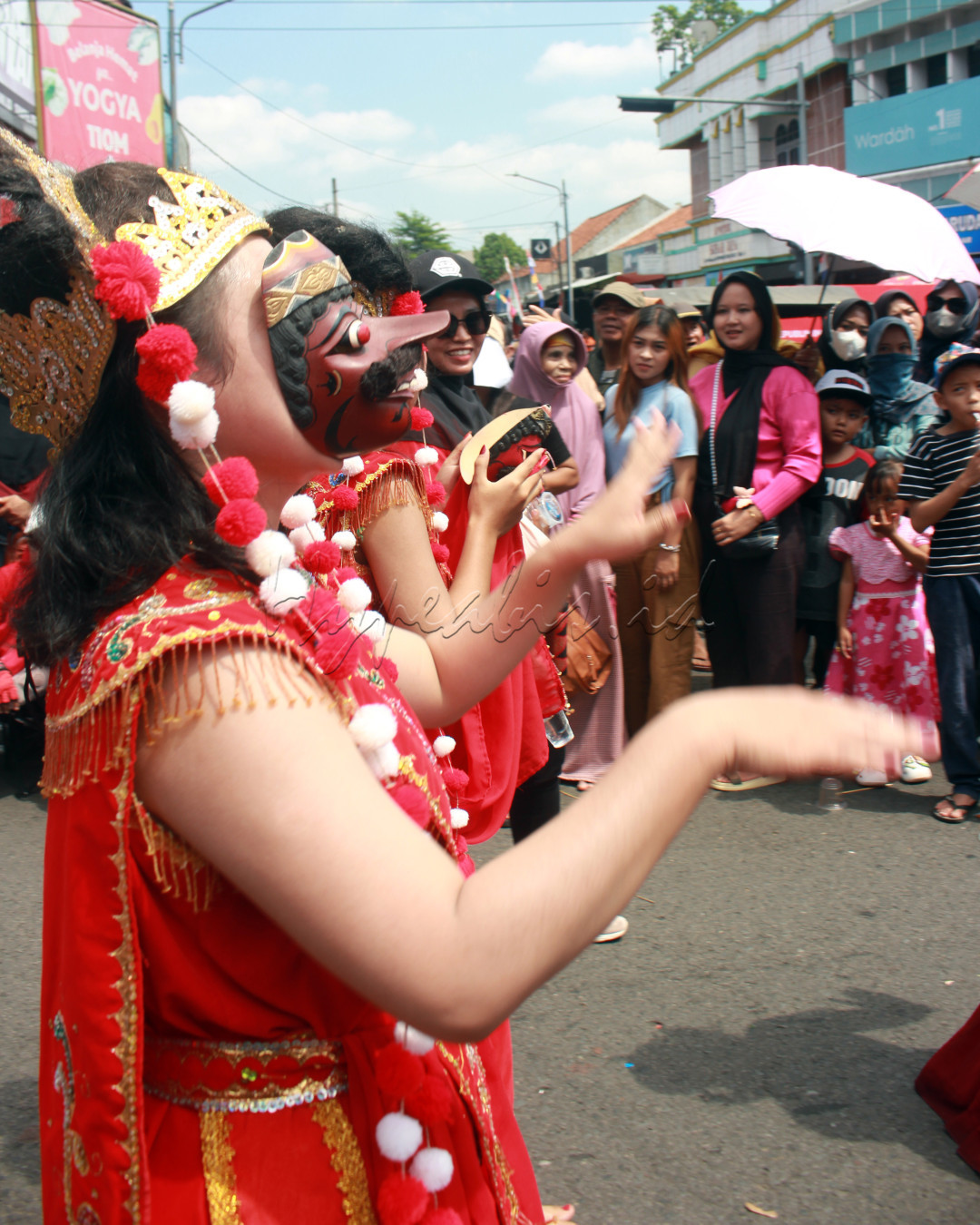 Topeng Betawi Kemerdekaanku foto penari Betawi yang baru memakai topeng untuk Memperingati hari Kemerdekaan Indonesia yang ke 79