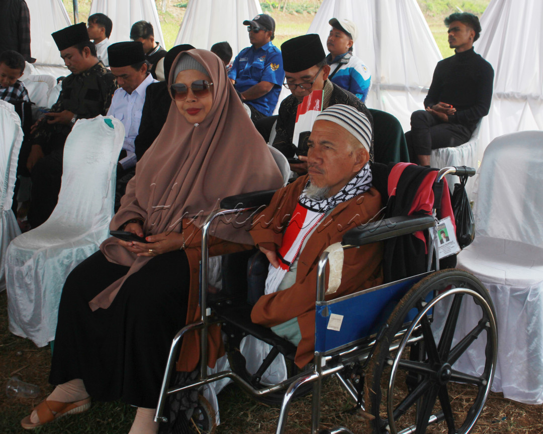 Seorang bapak yang tetap semangat mengikuti upacara kemerdekaan 17 Agustus karena begitu cinta Bangsa Indonesia&nbsp;