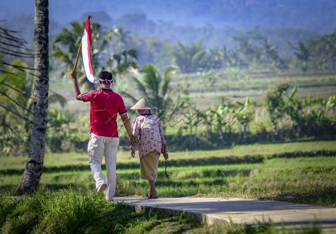 Ini adalah gambaran Sosok sejati Pemuda Indonesia yang memiliki rasa Nasionalisme dan menghormati orang yang lebih Tua, memiliki Sifat Menghargai sesama dan etika yang sopan . Sikap dan sifat ini yang saat ini mulai luntur seiring kemajuan jaman. Pemuda Indonesia harus tetap bisa menjaga dan selalu menumbuhkan sikap sikap baik dan Jiwa jiwa Pancasila