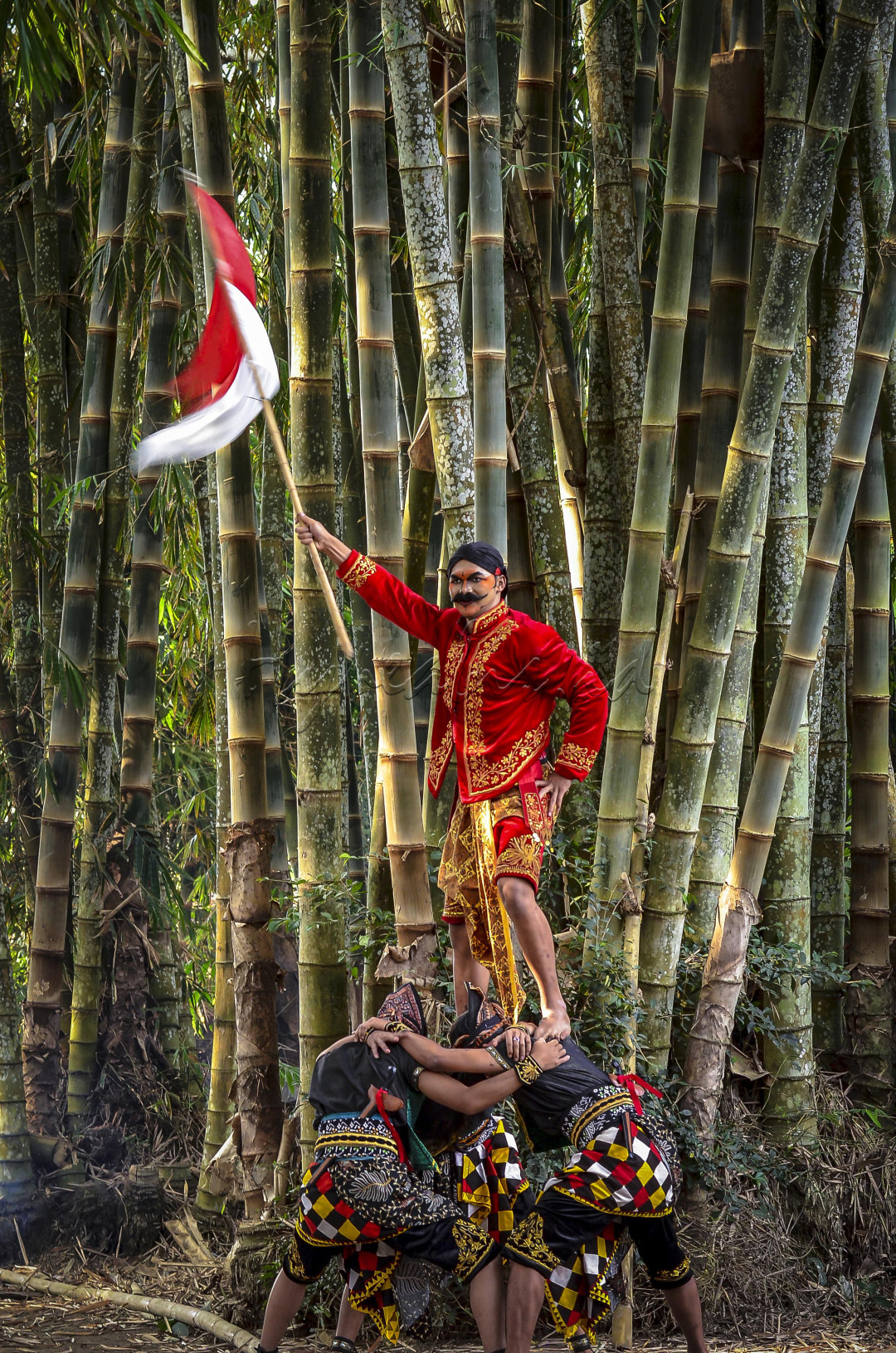 Para penari Soreng Satrio Utomo dari Paingan Grabag Magelang Mengibarkan Bendera Merah Putih dengan Formasi piramid sebagai wujud kebanggan dan kecintaan pada Negeri Indonesia tercinta