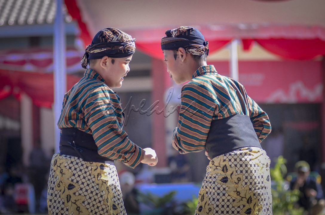 Pekathik adalah salah satu peran dalan tarian Soreng, pekathik sendiri menjalai peran sebagai Pembantu/ Pengasuh Kuda bagi ksatria yang menjadi tuannya . biasanya pekathik berpenampilan lucu dan menyenangkan