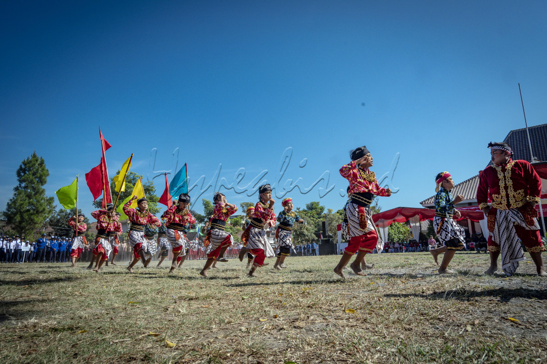 Tari Soreng adalah tarian kolosal keprajuritan yang mengangkat cerita dari kerajaan Jipang Panolan. Tarian ini menjadi khas Kabupaten MAgelang. Pernah TAmpil juga di Istana Merdeka saat perayaan HUR Kemerdekaan. Tari Soreng banyak dibawakan pada acara acara tradisi baik oleh orang Dewasa atau anak anak, laki laki dan perempuan