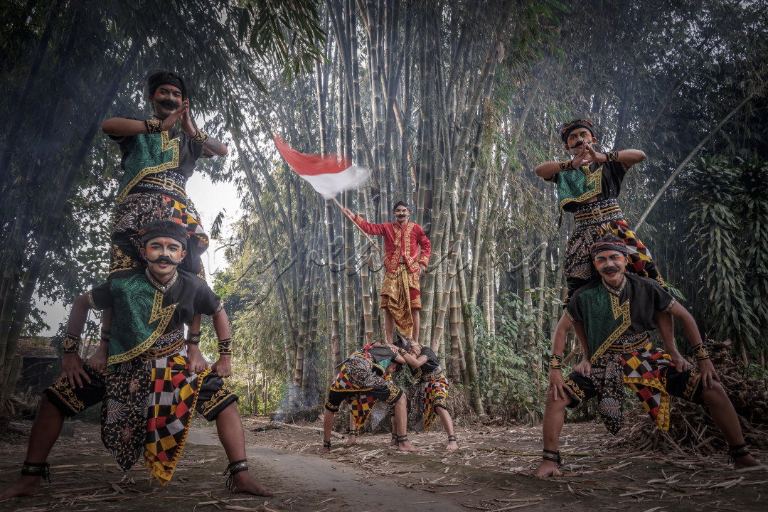 Para Penari Soreng Dari Satrio Utomo Paingan Grabag MAgelang bersama sama membuat Formasi atraktif untuk mengibarkan Bendera Merah Putih Setinggi Mungkin. Kecintaan dan kebanggan mereka akan Indonesia dan Dunia Seni membuat Kreatifitas dan Totalitas mere menjadi sangat membara&nbsp;