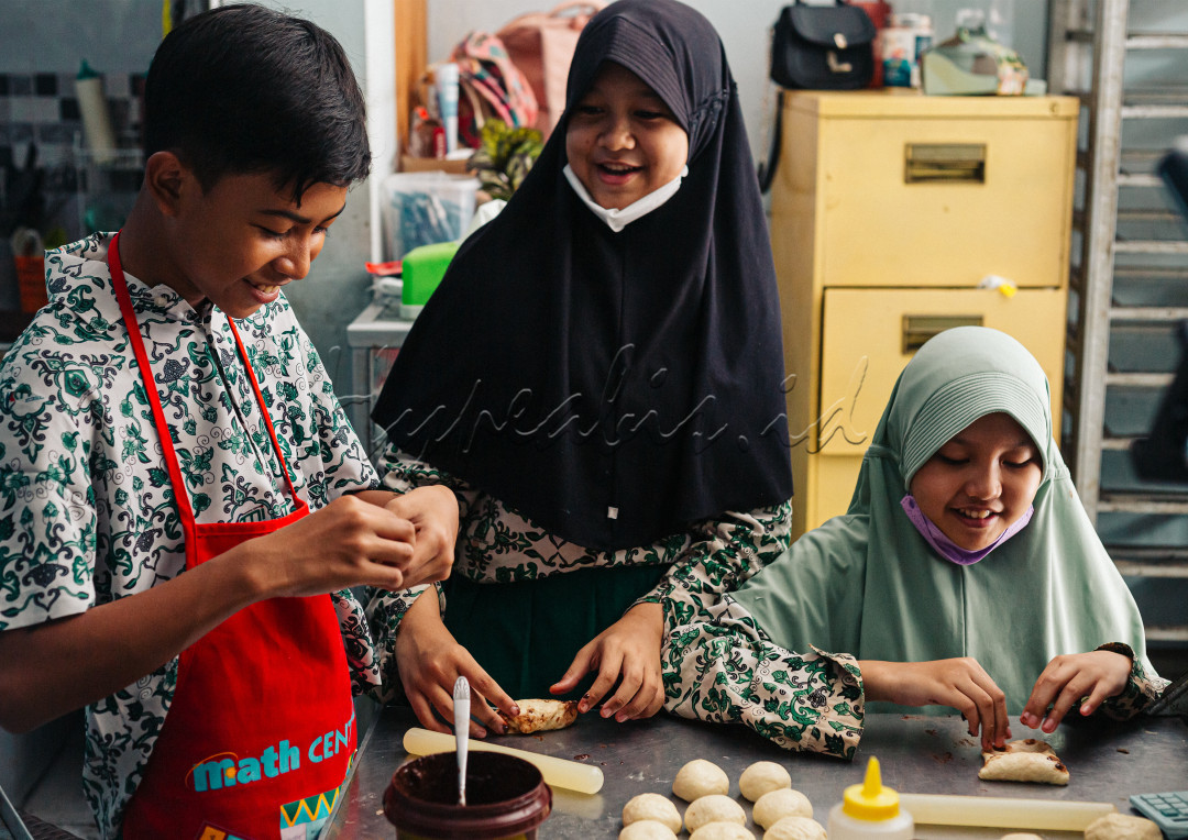 Madrasah Ibtidaiyah Alam Robbani (MIAR) memiliki program magang bagi kelas 6 di akhir waktu pembelajaran. Sidqi (kiri) Embun (tengah) Mutia (kanan) melakukan magang membuat roti di Bakery Bun, Kranggan Permai, Bekasi.