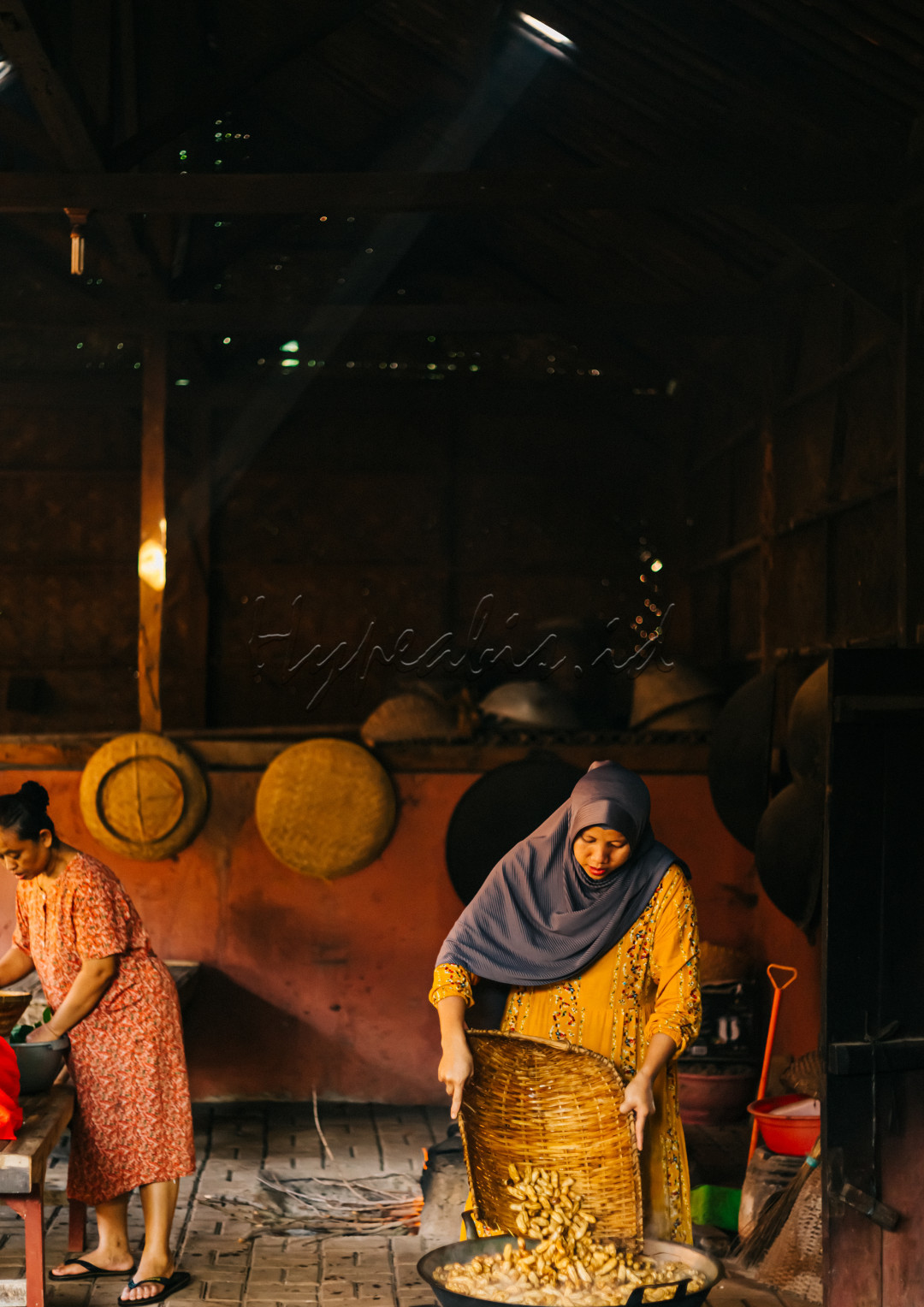 Kegiatan memasak dilakukan di dapur tradisional saat persiapan acara di kampung adat Kranggan, Bekasi. Menjadi bagian dari keluarga Abah Olot sebagai generasi ke sembilan dari penduduk asli Kranggan yang bermukim sejak 200 tahun lalu, nuansa tradisional masih tetap terjaga hingga kini.