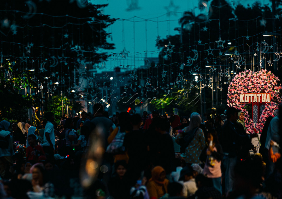 Para warga baik dari wilayah Jabodetabek, hingga dari luar kota memadati area Kota Tua, Jakarta Barat. Dengan segala hiburan dan fasilitasnya, Kota Tua tetap menjadi destinasi favorit bagi semua kalangan, khususnya di hari raya seperti Idul Fitri tahun ini.