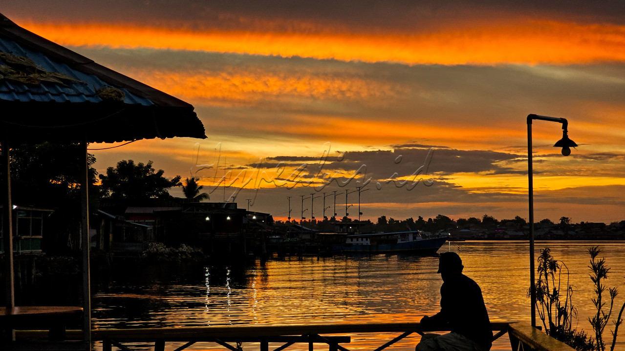 Apakah kamu tidak sering merenung di senja hari? Inilah sebuah pria yang sedang bercerita.&nbsp;