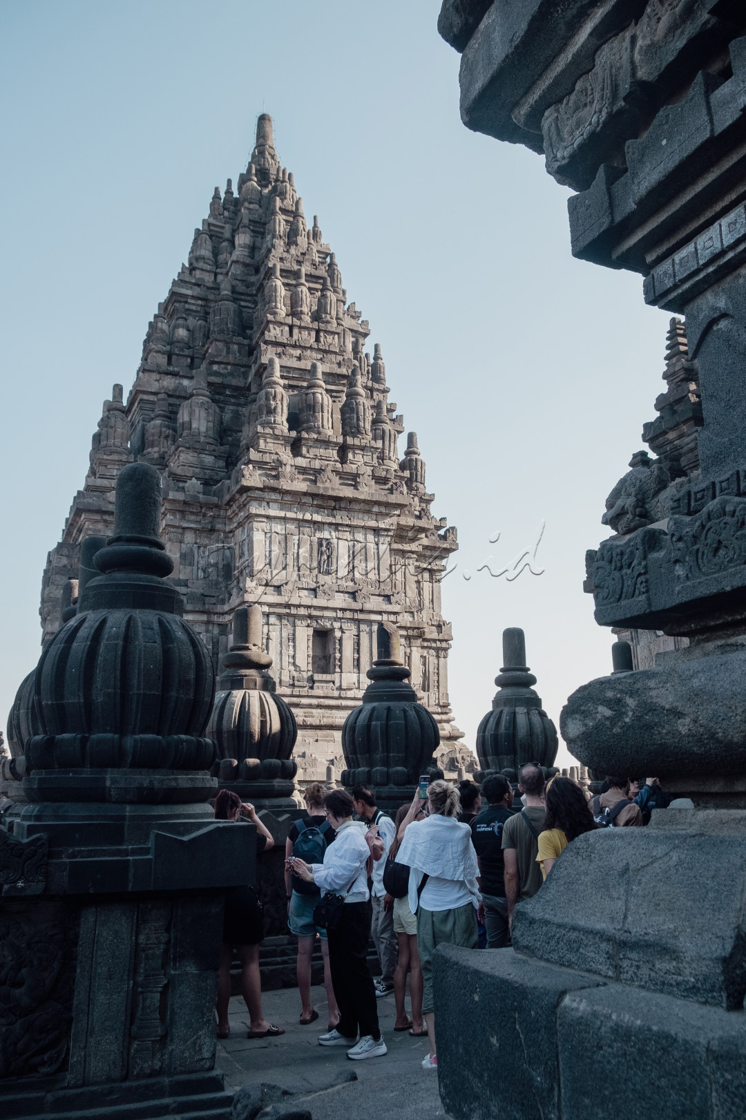 Turis mancanegara memadati Candi Siwa yang berada di komplek Candi Prambanan. Para turis banyak yang datang untuk melihat pesona keindahan dan kemegahan Candi Prambanan yang merupakan salah satu komplek candi hindu terbesar yang ada di Indonesia.