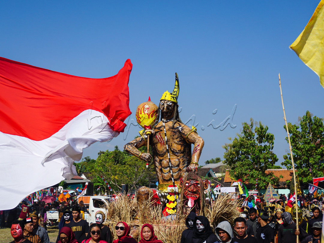 Di bawah naungan bendera merah putih, sosok Bima atau Werdudoro hadir dalam wujud patung megah, menggambarkan momen heroik ketika ia mengalahkan Dursasana. Sebuah simbol kemenangan dharma atas adharma, di mana kekuatan dan keberanian memancar dari setiap gerakan, menghadirkan semangat kepahlawanan yang tak lekang oleh waktu. Dalam parade ini, kita menyaksikan kembali kisah epik yang abadi, terpahat dalam ingatan kolektif sebagai pelajaran dan inspirasi bagi generasi masa kini.