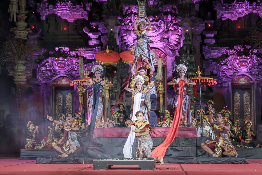 Atraksi Budaya Indonesia sangatlah kaya dan beragam, salah satunya adalah atraksi seni budaya dari Pulau Bali yang menampilkan karya seni kreasi baru yang dipentaskan pada Pesta Kesenian Bali tahun 2024