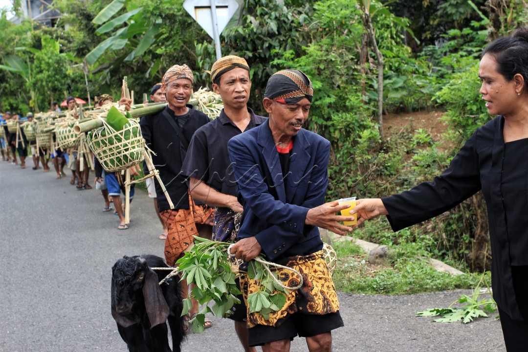 Hari jumat terakhir sebelum bulan Ramadan, Masyarakat adat Bonokeling melaksanakan Unggahan. Berkumpul dan berdoa di komplek makam leluhur. Mereka berbondong- bondong berjalan kaki dengan membawa hewan ternak dan hasil bumi, yang nantinya akan diolah dan dimakan bersama. Menempuh jarak pulahan kilometer dari daerah asal seperti wilayah Cilacap menuju desa Pekuncen Jatilawang. Disepanjang jalur mendekati lokasi makam leluhur, masyarakat sekitar menyambut dengan memberikan minuman dan kudapan. Toleransi berkehidupan sosial antar masayarakat.