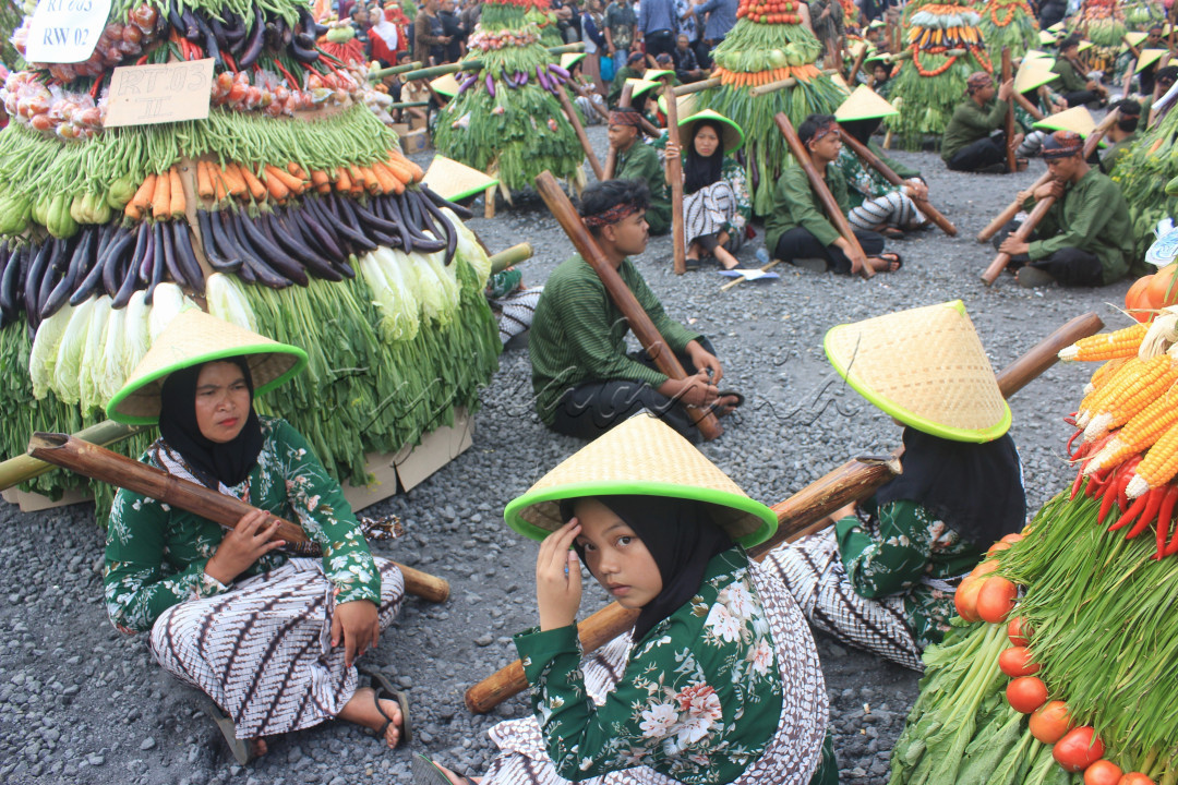 Sejak pagi hari sebanyak 140 orang yang terdiri dari 70 pasang pria dan wanita menaiki bukit lereng Gunung Slamet di desa Serang Purbalingga. Mereka membawa Lodong, Tempat air dari Bambu. Berjalam beriringan sepanjang kurang lebih 2 KM. Acara ini merupakan rangkaian Festival Gunung Slamet 2024. Selain pengambilam air ada juga kirab budaya gunungan hasil bumi hingga pertunjukan musik dan tari. Tujuan dari pengambilan air ini dimaksudkan untuk mengingatkan kepada masyarakat untuk menjaga dan melestarikan mata air di lereng Gunung Slamet agar keasrianya tetap terjaga untuk menghidupi warga desa Serang dan sekitarnya. Setelah diarak, air yang ada di dalam Lodong dikumpulkan pada wadah penampungan air untuk dibagikan ke masyarakat umum.