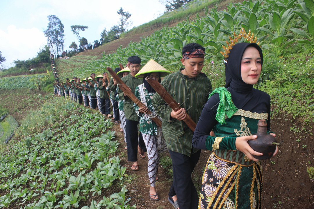 Sebanyak 140 orang warga desa Serang yang terdiri dari 70 pasang pria dan wanita, Mereka membawa Lodong, Tempat air yang terbuat dari bambu. Naik turun menyusuri perbukitan di lereng gunung Slamet sejauh 2 kilometer untuk menuju lokasi Tuk Sikopyah. Setelah Lodong terisi, Mereka menyusuri jalanan desa menuju lokasi panggung utama Festival Gunung Slamet 2024. Disana air dikumpulkan di sebuah gentong penampungan dan kemudian dibagikan kepada para pengunjung acara.