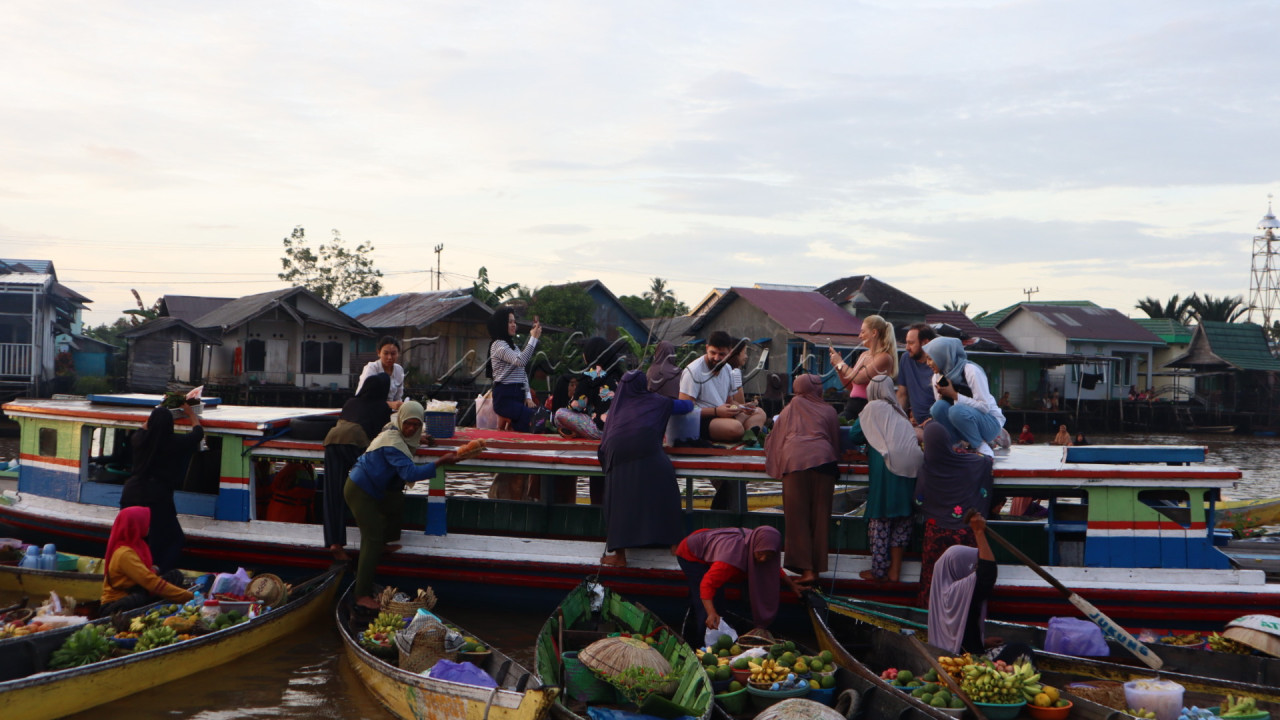 "Jukung Mengalun, Rezeki Mengalir" adalah sebuah frasa yang begitu melekat dalam kehidupan masyarakat Banjarmasin. Jukung, sebagai alat transportasi utama di sungai, tidak hanya menjadi sarana mobilitas, tetapi juga simbol rezeki.