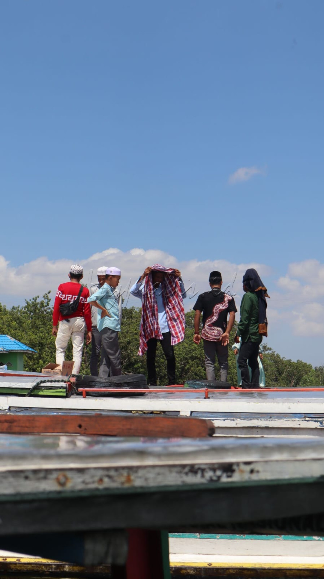 Selain sebagai sarana transportasi, klotok juga menjadi media pembelajaran bagi anak-anak. Dengan menyusuri sungai, mereka dapat mengenal lebih dekat lingkungan sekitar dan belajar tentang pentingnya menjaga kelestarian sungai.