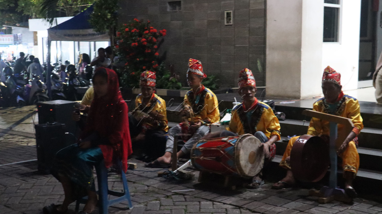 sekelompok seniman Banjarmasin tengah menghidupkan tradisi alat musik panting. Dengan lihai mereka memainkan alat musik tradisional ini, menghasilkan alunan nada yang begitu khas.