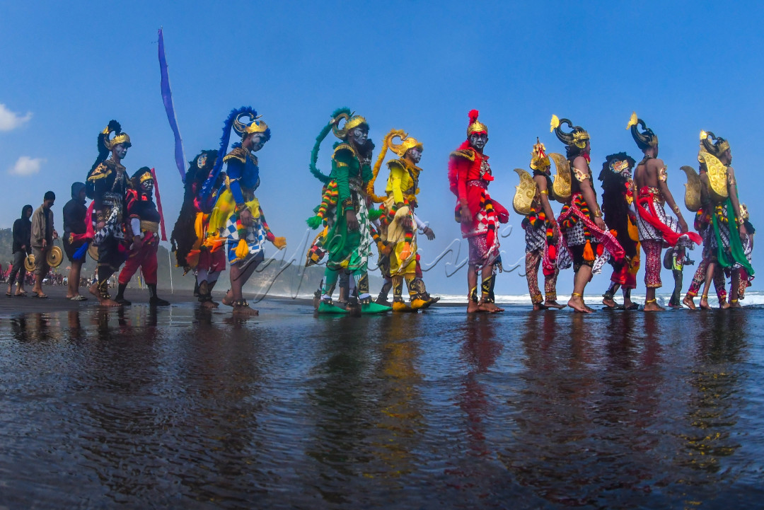 Festival budaya Pisungsung Jaladri 2024,diadakan pada selasa ,07/06/2024 di kawasan pantai Parangkusumo-Yogyakarta. Tujuan acara ini diadakan l&nbsp; yaitu&nbsp;<span style="color: rgb(85, 85, 85); font-family: Lato, sans-serif; font-size: 14px; text-align: justify;">berharap keselarasan hidup antara masyarakat dan alam dapat diturunkan sampai generasi ke depan sekaligus dalam rangka mewujdukan masyarakat Bantul yang harmonis, sejahtera, dan berkeadilan.</span>