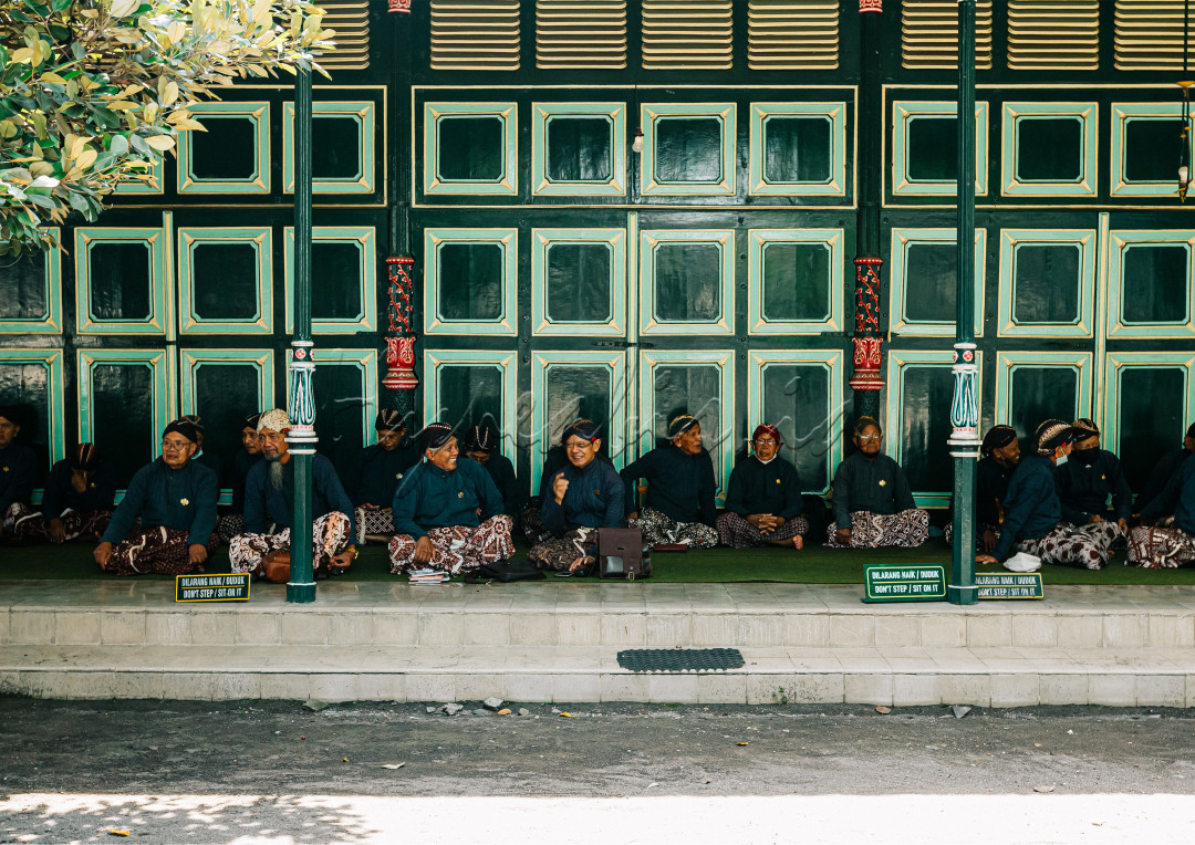 Kamis (7/3/2024) Abdi Dalem bersenda gurau di kawasan keraton Yogyakarta. Selain menjalankan tugas operasional pada setiap organisasi di keraton,&nbsp;Abdi Dalem&nbsp;juga merupakan &lsquo;abdi budaya&rsquo;.<br />
Abdi budaya adalah orang yang bisa dan mampu memberi suri tauladan bagi masyarakat luas.&nbsp;Abdi Dalem&nbsp;harus bisa menjadi contoh kehidupan di masyarakat, bertindak berdasarkan&nbsp;unggah-ungguh&nbsp;dan paham akan tata krama.<br />
Oleh karena itu, senyum yang selalu merekah, ramah dan sopan santun yang tinggi merupakan hal yang selalu ditunjukan oleh para&nbsp;Abdi Dalem&nbsp;Keraton Yogyakarta.