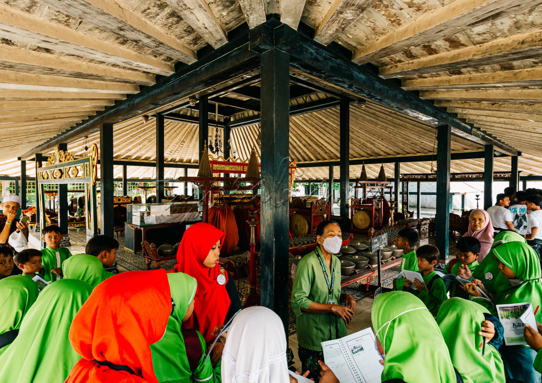 Madrasah Ibtidaiyah Alam Robbani (MIAR) mengunjungi keraton Yogyakarta, Kamis (7/3/2024). Perjalanan MIAR ke Yogyakarta dalam ekspedisi mandiri mewajibkan tiap siswa untuk mengenali berbagai bentuk wajah Indonesia di tiap wilayah yang mereka kunjungi.<br />
Kelas 3 dan 4 tidak hanya mengunjungi keraton yang sudah terbangun sejak abad ke 16, namun juga harus mempelajari sejarah, hingga karakteristik budaya yang terjaga hingga hari ini.