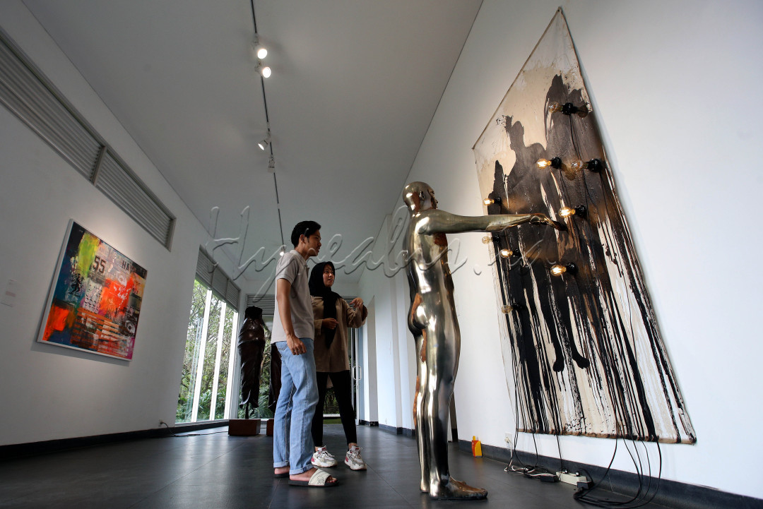 Pameran perdana karya-karya para seniman Ikatan Alumni Seni Rupa (IASR) ITB ini menyajikan karya seni lukis, patung, fotografi, cetak grafis, instalasi seni, dan lain-lain yang setiap karya menjadi ciri khas pencapaian karya masing-masing seniman.&nbsp;