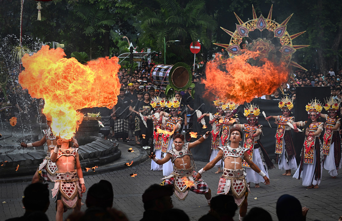 Atraksi budaya yang diselenggarakan dalam menyambut tahun baru di pusat kota Denpasar, Bali