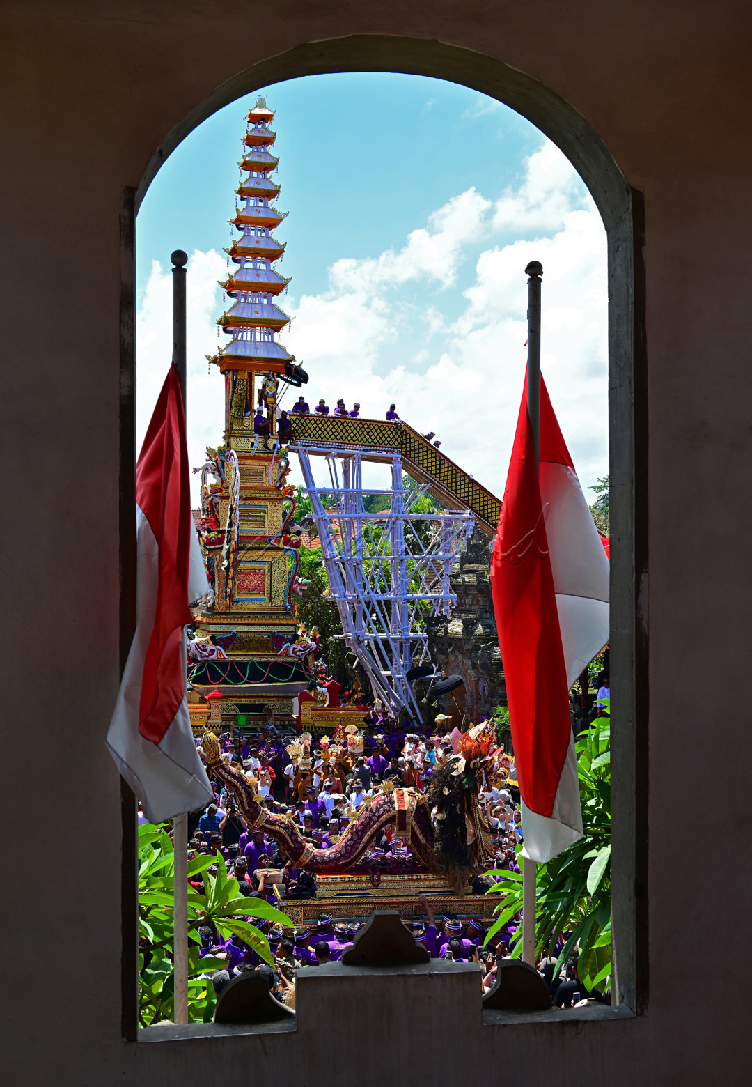 Persiapan Upacara Palebon Agung Puri Ubud yang menggunakan Bade bertumpang sembilan akan diarak oleh masyarakat menuju ke tempat pemakaman dengan diiringi gambelan dan alat alat upacara lainnya.