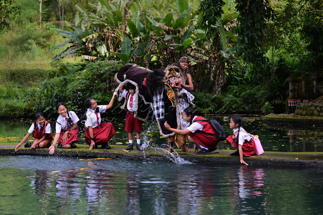 Beberapa anak seklolah dasar di Desa Sangeh&nbsp; sepulang sekolah berkesempatan bermain barong, lebih mengenal budayanya denga suka cita di alam sekitarnya.