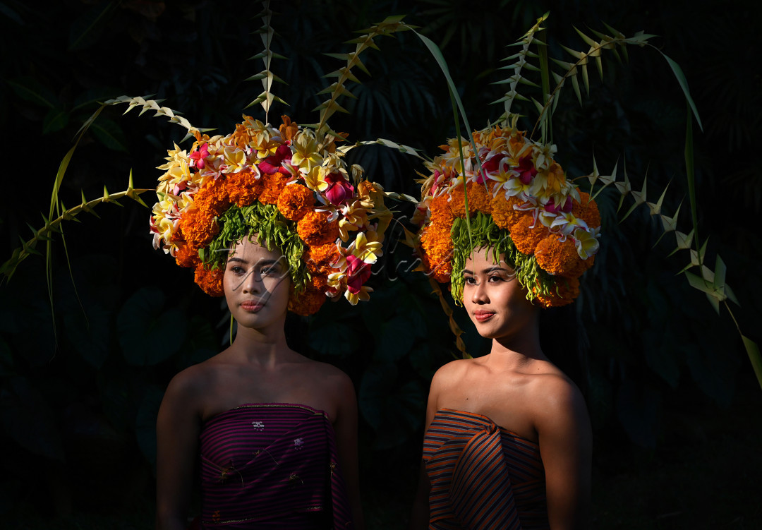 Dua Gadis Bali dengan menggunakan riasan dan busana tradisional Rejang tampak klasik dan anggun.