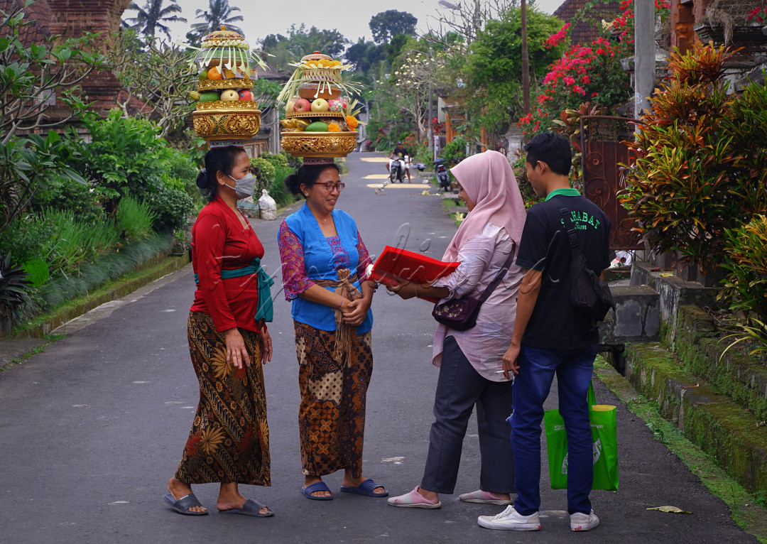 Indahnya berbagi cerita dan informasi sesama masyarakat di Desa Tampaksiring, Gianyar Bali dalam perjalanan menuju pura.
