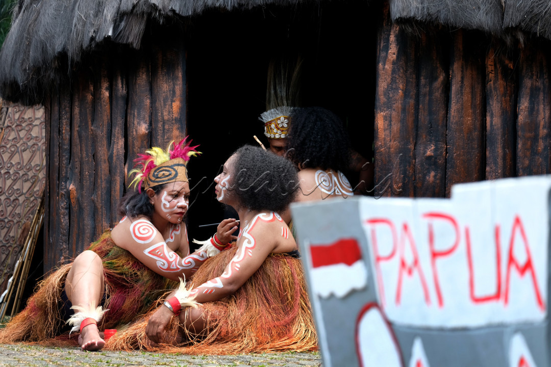 Masyarakat Papua menyambut kemerdekaan dengan merias sekujur wajah dan badan mereka untuk mengikuti karnaval kemerdekaan HUT RI 17 Agustus