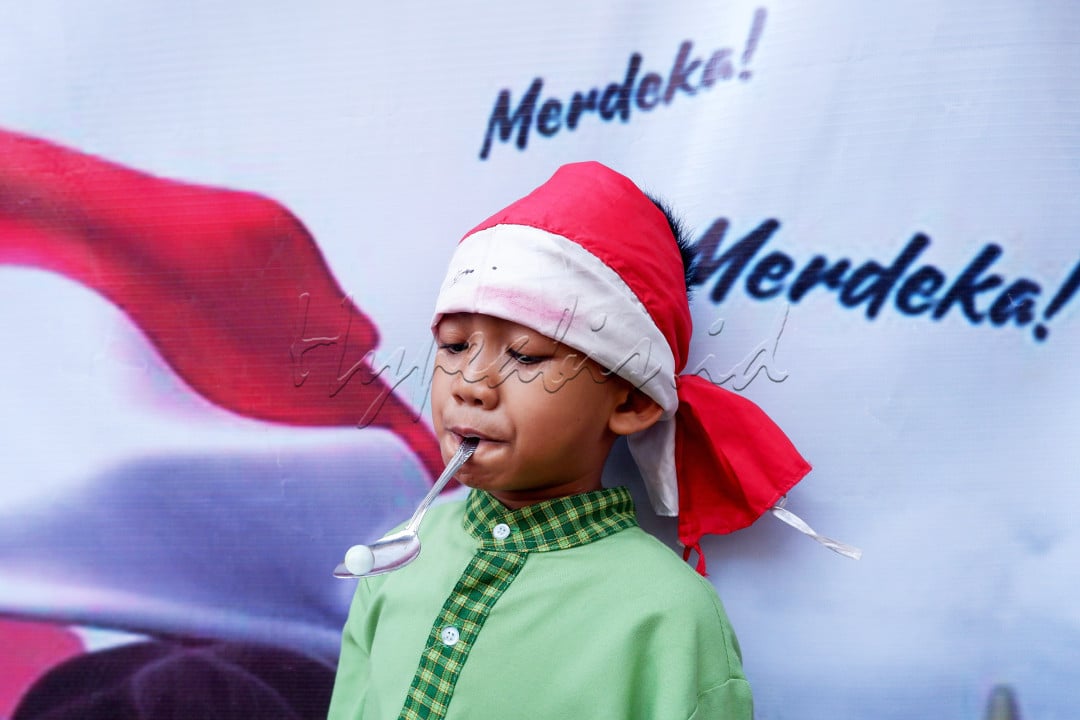 Seorang peserta lomba balap kelereng begitu seriusnya dalam mengikuti perlombaan agustusan