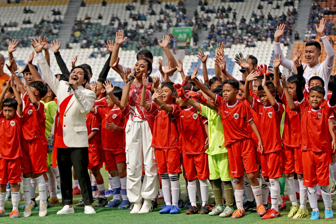 Penyanyi Tompi dan Novia Bachmid menyanyikan lagu Berkibarlah Bendera Negeriku bersama puluhan anak SSB pada Pembukaan Turnamen Sepakbola Piala Presiden 2024 di Stadion Si Jalak Harupat, Kabupaten Bandung, Jabar, 19 Juli 2024. &nbsp; &nbsp; &nbsp; &nbsp;&nbsp;