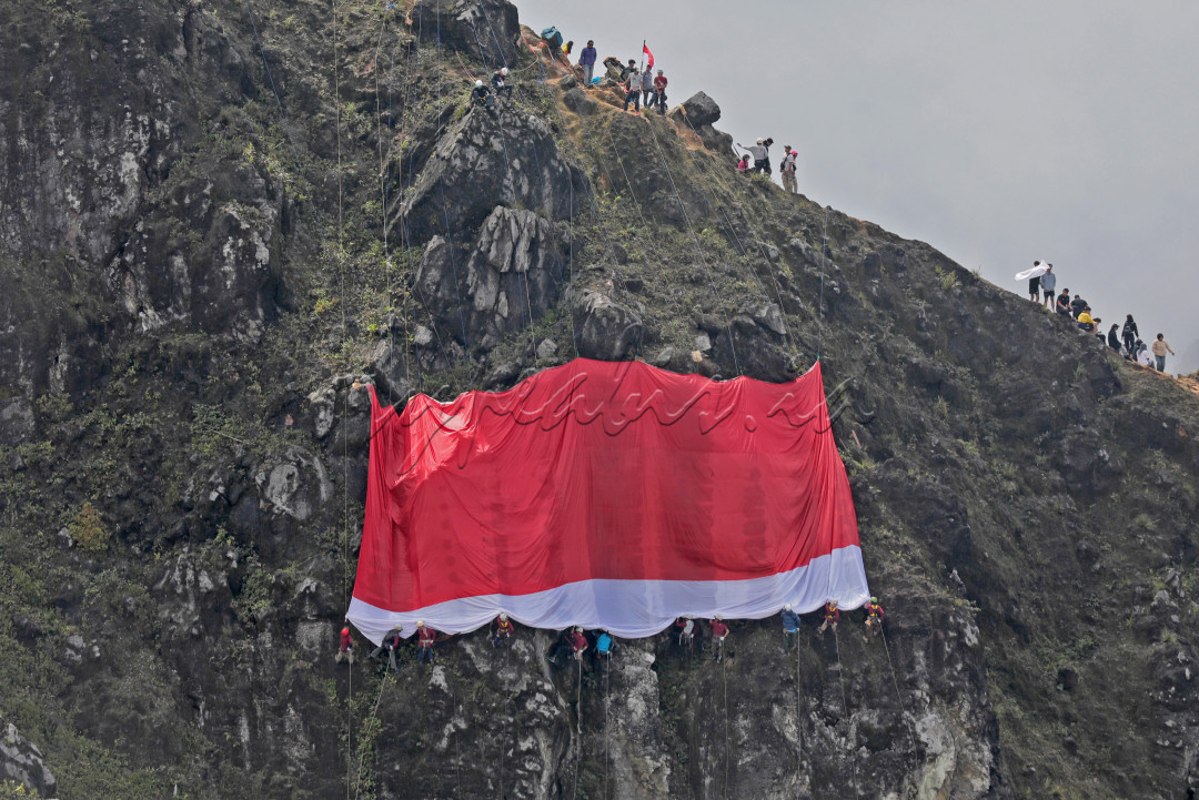 Komunitas Pleton Kabut Sumut mengibarkan bendera merah putih raksasa berukuran 20x15 meter di Puncak Gunung Sibayak, Kabupaten Karo, Sumut pada puncak perayaan HUT Ke-79 RI, Sabtu (17/8/2024) pagi.