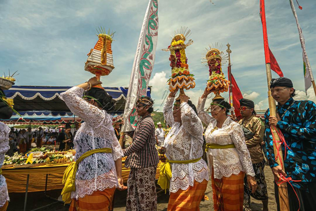 Upacara Melasti 2024 adalah upacara keagamaan Hindu Bali yang tinggal di Jawa Tengah . Tampak ibu2 membawa Gebogan sebagai tanda syukur kepada yang maha Kuasa&nbsp;&nbsp;<br />
&nbsp;