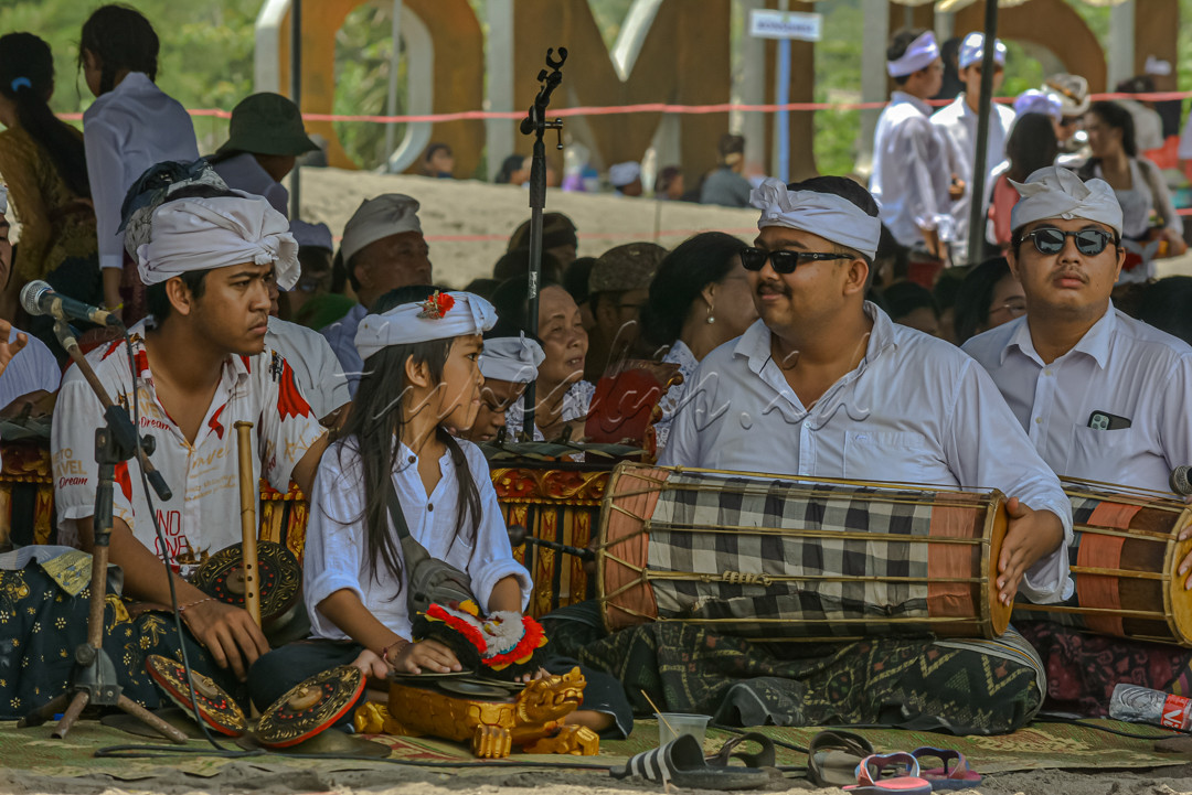 Upacara Melasti 2024 adalah upacara keagamaan Hindu Bali yang tinggal di Jawa Tengah . Tampak wajah gembira para pemain musik gending Bali .