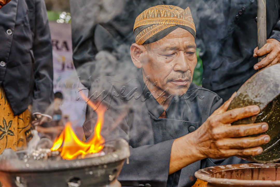 Upacara Jamasan Bende Nyai Ceper 2024 adalah upacara ritual yang dilaksanakan di Desa Pete , Salatiga , Jawa Tengah .<br />
Tampak wajah serius para pemangku adat yang melaksanakan ritual&nbsp;