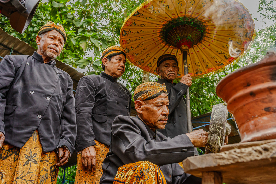 Upacara Jamasan Bende Nyai Ceper 2024 adalah upacara ritual yang dilaksanakan di Desa Pete , Salatiga , Jawa Tengah .<br />
Tampak wajah serius para pemangku adat yang melaksanakan ritual&nbsp;